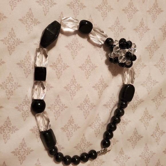 Bold black necklace - Picture 3 of 3